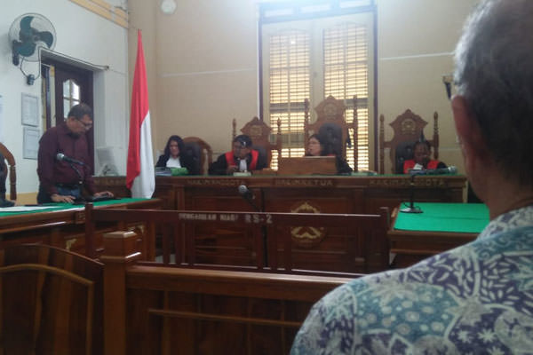 AGUSMAN/SUMUT POS SIDANG: Kuasa hukum Anthony Hutapea, Hilmar Robinson Silalahi (dua dari kiri) saat sidang perdana di PN Medan, Senin (2/9).