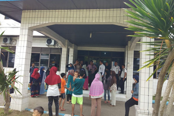 fachril/sumut pos DEMO: WargaKomplek Taman Citra, saat demo mendatangi Kantor PDAM Cabang Medan Labuhan, Jalan KL Yos Sudarso, Selasa (3/9).
