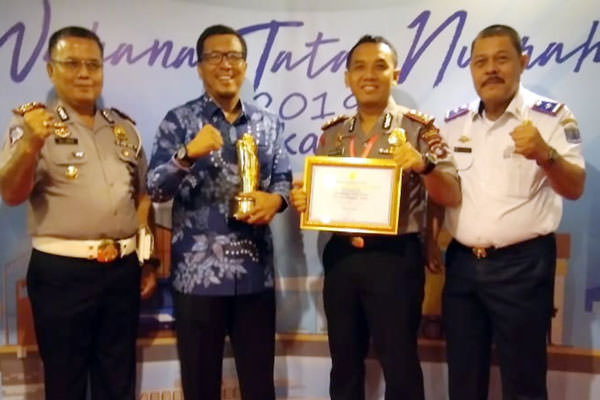 IST PENGHARGAAN: Wakil Wali Kota Binjai, Timbas Tarigan foto bersama dengan Kapolres AKBP Nugroho Tri Nuryanto dan jajaran usai menerima Penghargaan Piala WTN 2019.