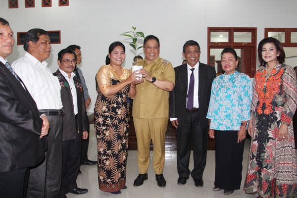 RUDY SITANGGANG/SUMUT POS BERI BIBIT KOPI: Bupati Dairi, Eddy KA Berutu disaksikan Praeses HKBP Distrik VI, Pdt Winners Sitorus memberikan bibit kopi kepada salahsatu pendeta Resort HKBP.