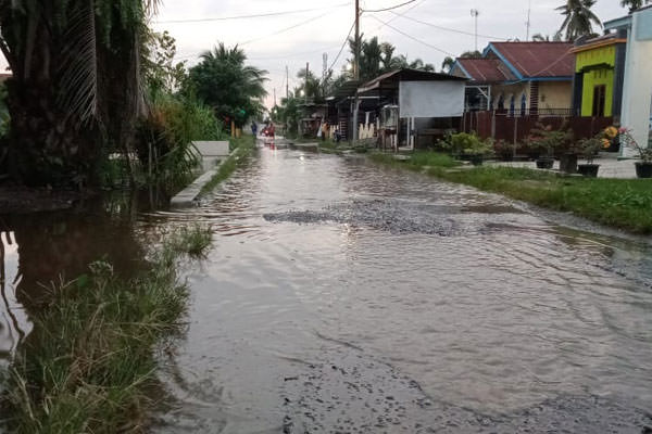 BANJIR: Jalan Melur Berandan Timur Baru digenangi air. Kondisi ini diakibatkan tidak adanya saluran air dan parit tersumbat sampah, (19/9).