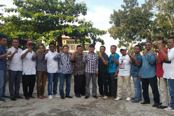 ist DIABADIKAN: Ketua Gemkara Khairul Muslim (enam dari kiri) bersama sejumlah pengurus PB Gemkara lainnya, diabadikan usai menggelar rapat soal pemasangan ornamen Gorga di Mapolres Batubara, Kamis (5/8).