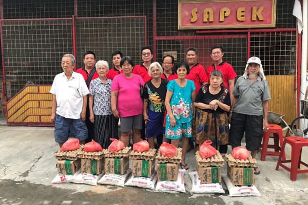 SOSIAL: Ketua Panitia, Asong (tiga kana) foto bersama pengurus Klentang Go Lau Sapek dan penerima bantuan sembako gratis Yayasan Kelenteng Go Lau Sapek  di Jalan Perwira V Medan, Minggu (8/9).