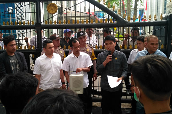 PRAN HASIBUAN/SUMUT POS PENDEMO: Anggota DPRD Sumut Fraksi Partai NasDem, Ricky Anthony saat menerima pendemo dari IMAMI Sumut yang berorasi di depan Gedung DPRD Sumut, Kamis (19/9).