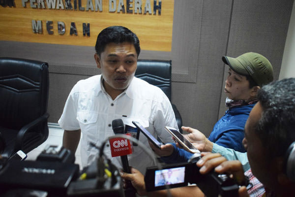 Elyas/Sumut Pos BERI KETERANGAN: Kepala Kantor Wilayah I KPPU, Ramli Simanjuntak saat memberikan keterangan.
