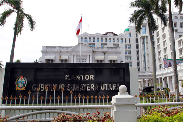 KANTOR GUBSU: Kantor Gubernur Sumatera Utara di Jalan Pangeran Diponegoro. Di areal parkir kantor gubernur inilah uang Rp1,6 miliar raib.