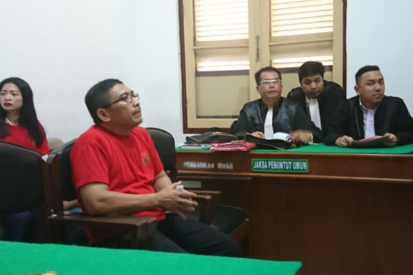 AGUSMAN/SUMUT POS SIDANG LANJUTAN: Indra Napitupulu, terdakwa kasus penipuan menjalani sidang lanjutan, Senin (23/9).