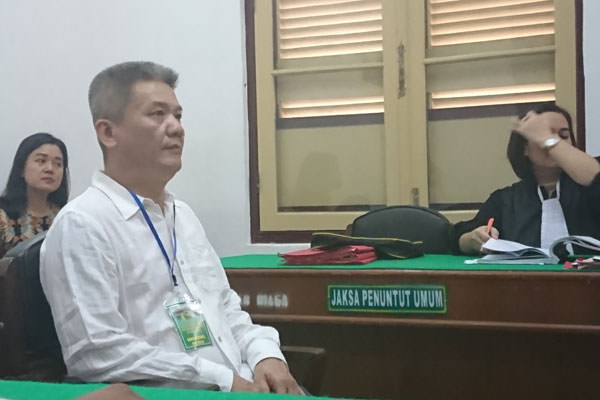 AGUSMAN/SUMUT POS SIDANG: Direktur CV Agung Lestari, Djajawi Murni terdakwa kosmetik ilegal menjalani sidang lanjutan, Rabu (11/9).