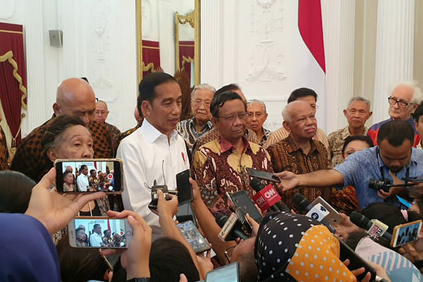 istimewa KETERANGAN: Presiden Joko Widodo memberikan keterangan kepada wartawan usai bertemu sejumlah tokoh nasional di Istana Negara, Kamis (27/9).