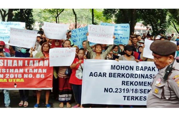 AKSI:  Suasana para pengunjuk rasa saat melakukan aksi di depan Gedung DPRD Sumut, Jl. Imam Bonjol Medan, Selasa (10/9).