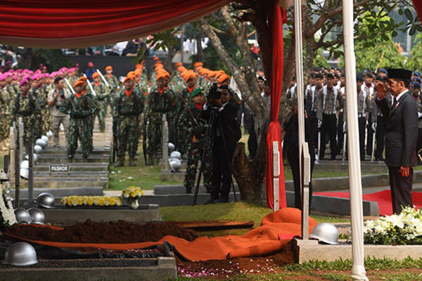 PEMAKAMAN Presiden Jokowi bertindak sebagai inspektur upacara pada prosesi pemakaman BJ Habibie di Taman Makam Pahlawan (TMP) Kalibata, Jakarta Selatan.