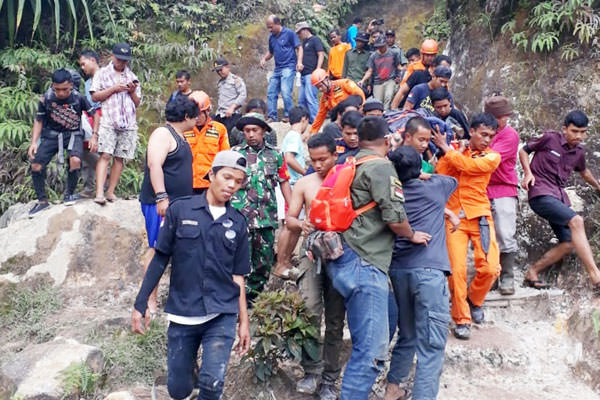 EVAKUASI: Tim gabungan dan  Basarnas Medan saat mengevakuasi Reza Fauzi dari puncak Gunung Sibayak, Minggu (22/9). SOLIDEO/SUMUT POS