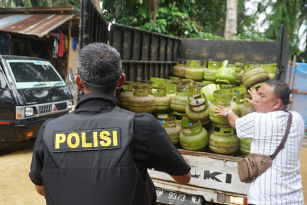 TEDDY/SUMUT POS CEK TKP: Seorang petugas Kepolisian sedang melakukan cek TKP di gudang yang digunakan sebagai tempat pengoplosan gas bersubsidi.