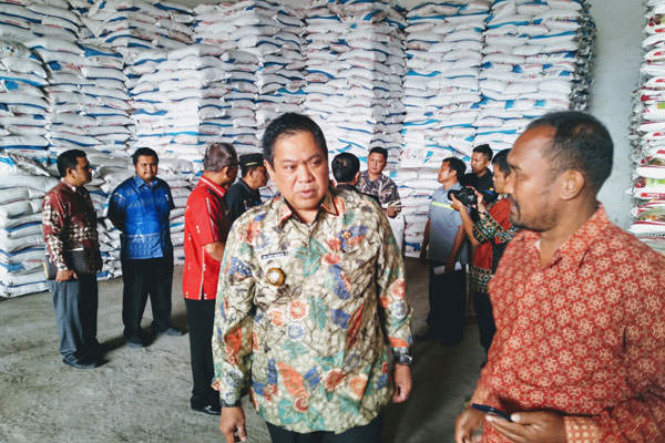 RUDY SITANGGANG/SUMUT POS SIDAK: Bupati Dairi, Eddy Keleng Ate Berutu, Sekda, Sebastianus Tinambunan, Wakil Ketua DPRD Dairi, Benpa Nababan sidak ke gudang produsen pupuk bersubsidi di PT Petrokimia Gresik, di Jalan Pahlawan Sibura-bura.