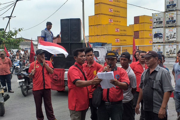 fachril/sumut pos SOPIR: Persatuan Sopir Truk Pelabuhan (PSTP) Belawan, berdemo di kawasan Pelabuhan Belawan, Senin (9/9).
