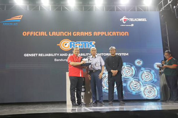(Ki-ka) Senior Vice President Enterprise Account Management Telkomsel Dharma Simorangkir, Direktur Pengelolaan Sarana PT. KAI Azahari dan Corporate Deputy Director of Rollingstock PT. KAI Denny Haryanto seusai penandatanganan kerjasama Telkomsel dan PT. K