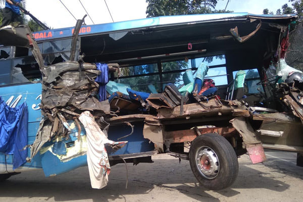 DAME/SUMUT POS RINGSEK: Bus PMH ringsek usai kontra dengan truk, Minggu (15/9).