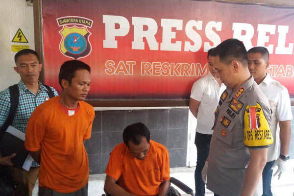 ist INTEROGASI: Kapolrestabes Medan, Kombes Pol Dadang Hartanto menginterogasi dua pelaku perampokan dan penyekapan karyawan Alfamart, Senin (2/9).