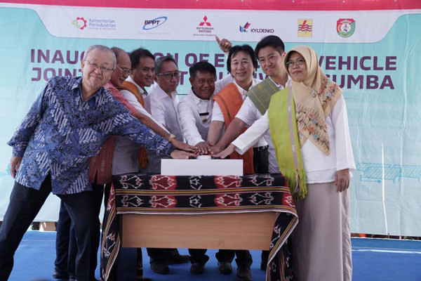Peresmian: Pihak Mitsubishi Group, Kementerian Perindustrian,  BPPT, PT PLN (Persero),  Kyudenko.co dan lainnya, saat meresmikan Joint Study Energi Baru Terbarukan dan Kendaraan Listrik.