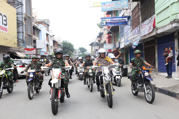 istimewa PATROLI: Kapoldasu Irjen Pol Agus Andrianto dan Pangdam I/BB Mayjen TNI MS Fadhilah patroli bersama di ruas jalan Kota Medan, Minggu (20/10).