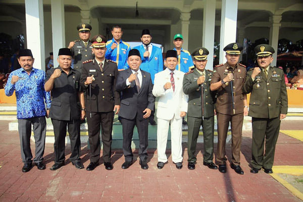 DIABADIKAN: Bupati Labuhanbatu Andi Suaimi dan Wakil Ketua DPRD sementara Abdul Karim Hasibuan diabadikan bersama Forkopimda usai upacara Hari Kesaktian Pancasila.