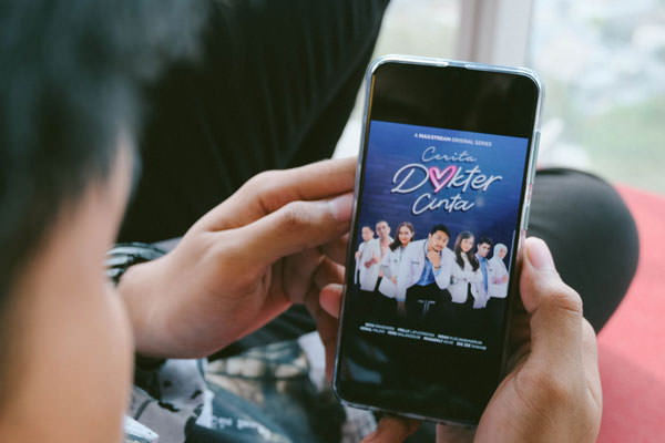 MAXstream kembali merilis konten orisinal berjudul Cerita Dokter Cinta untuk memenuhi tingginya minat pelanggan konten bergenre komedi romantis. Serial ini menceritakan kisah percintaan yang muncul di antara para dokter residen di sebuah rumah sakit swast