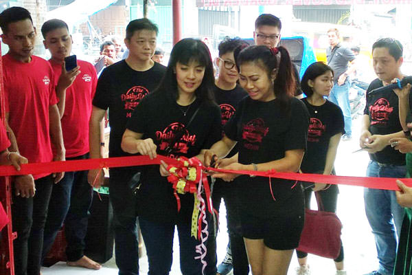 BAGUS SYAHPUTRA/Sumut Pos Outlet Baru: Pemilik Outlet The Daily Wash Laundromat, dr Lennymenggunting pita tanda dibukanya outlet baru ke -25 ini di Jalan Panglima Denai, Medan.