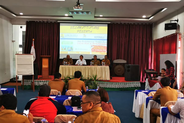 ist LOKAKARYA: Bupati Karo Terkelin Brahmana didampingi Kepala Bappeda, Ir Nasib Sianturi membuka Lokakarya Program Kotaku Tahun 2019 di Hotel Rudang Berastagi.