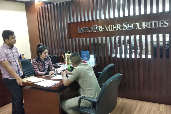 ist/Sumut Pos JELAS: Karyawan IndoPremier Sekuritas (IndoPremier) menjelaskan kepada calon nasabah tentang pasar modal.