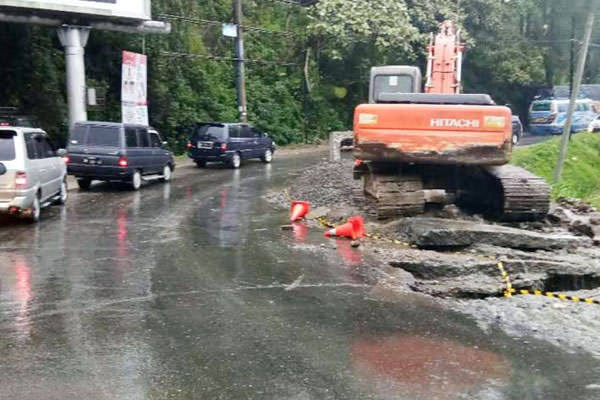 PERBAIKAN: Kondisi Jalan Medan-Berastagi saat terjadi longsor, beberapa waktu lalu. Pemerintah pusat saat ini sedang melakukan Feasibility Study (FS) terkait pembangunan jalan tol Medan-Berastagi sepanjang 48 km. FS ini ditargetkan selesai pada Januari 20