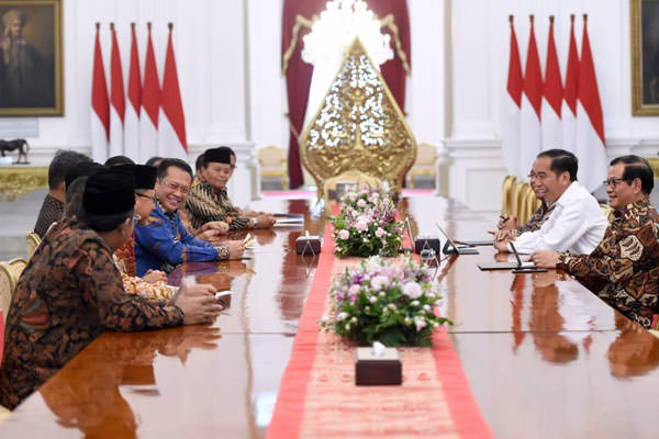 net DISKUSI: Presiden RI Joko Widodo berdiskusi soal pelantikan 20 Oktober.