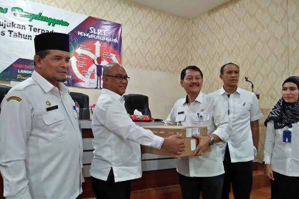 BERIKAN: Sekdakab Langkat Indra Salahudin  secara simbolis menerima  bantuan dari Kementerian  Sosial RI.