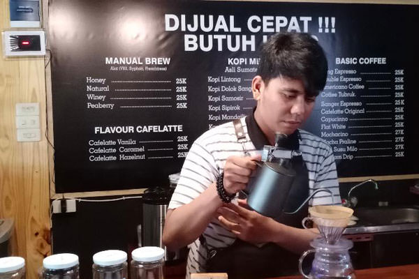 RACIK: Seorang Barista sedang meracik kopi untuk disuguhkan untuk tamu dan tamu ‘Kafe Medan’ belum lama ini.