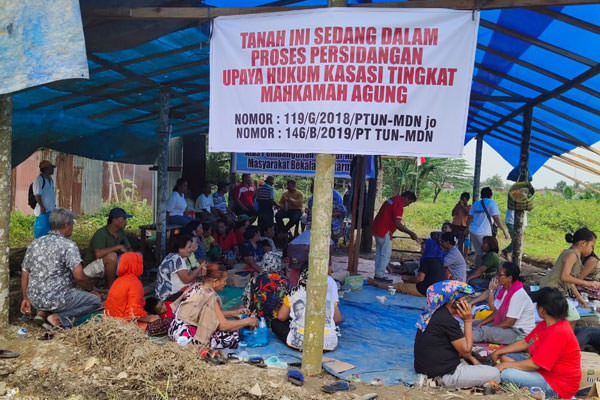 prans/sumut pos DIRIKAN POSKO: Warga Desa Laucih, Simalingkar A, Kecamatan Pancurbatu, Deliserdang sudah mendirikan posko di lahan yang sedang bersengketa dengan PTPN II, Kamis (10/10).