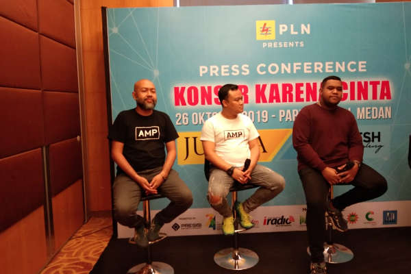 BERSAMA: Promotor Acara dari Persisi Entertaiment, Ferry Budiman Sumbayak, Manager Layanan Prioritas PLN UIW Sumut, Gading Aji, dan Andmesh foto bersama saat konferensi pers