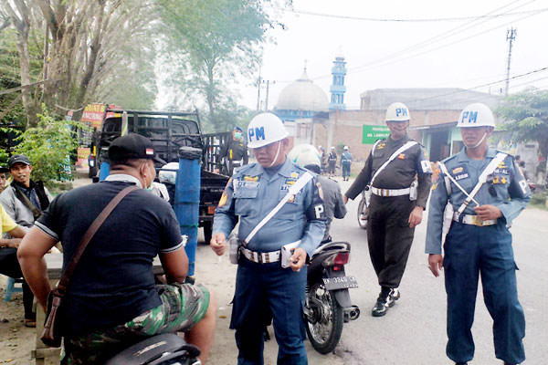 RAZIA: POMAL dan POM AD menggelar razia di Jalan Titi Pahlawan, Marelan, Rabu (16/10). Razia tersebut khususnya kepada aparat TNI yang tidak tertib lalu lintas maupun tak lengkap surat-surat kendaraannya.