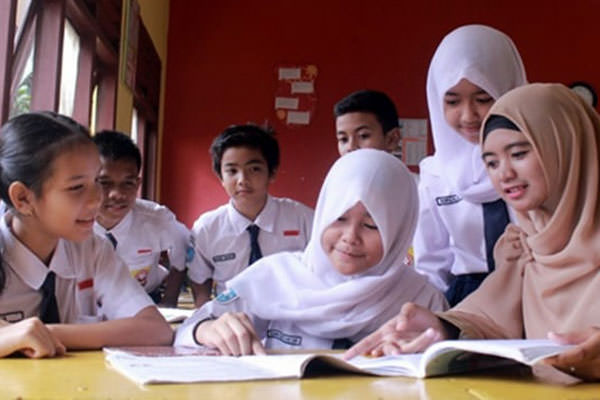 net MENJELASKAN: seorang guru honorer menjelaskan sebuah mata pelajaran kepada siswa-siswinya, belum lama ini.