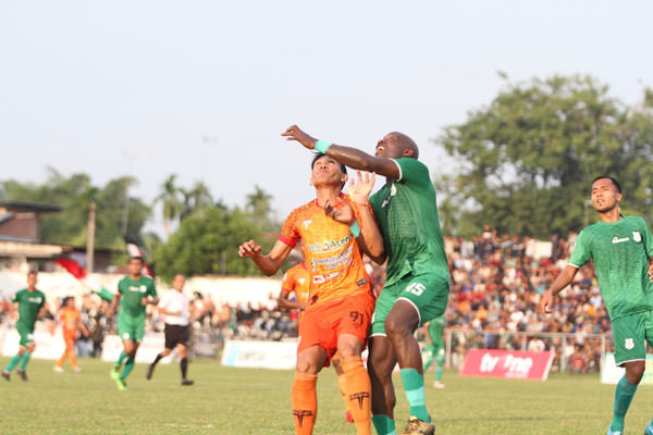 Ariful Usman/metro aceh/rakyat aceh/jpg PENENTU: Pemain PSMS Bruno Casmir berebut bola dengan pemain Persiraja, Kamis (17/10) lalu. PSMS menghadapi laga penentuan dengan Babel United di Stadion Teladan, Senin (21/10) sore ini.