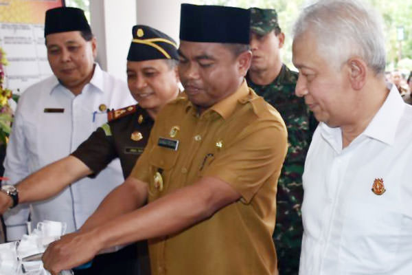 GUNTING PITA: Wabup H Darma Wijaya, bersama Kajatisu Fachruddin SH, MH, Kajari Sergai Jabal Nur SH, MH, ketua DPRD Sergai H Syahlan Siregar, dan Kapolres Tebing Tinggi mengunting pita tanda peresmian kantor Kejari Sergai, Selasa (22/10).