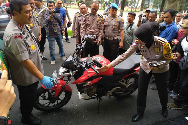 istimewa TUNJUKKAN: Kasat Lantas Polrestabes Medan AKBP Juliani Prihartini menunjukkan kerusakan sepeda motor yang dikendarai Golfrid Siregar.