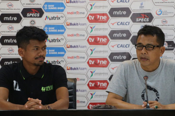 istimewa MENANG: Pelatih PSMS Jafri Sastra dan Ilham Fathoni saat temu pers sebelum pertandingan kontra Sriwijaya. PSMS menang 2-1 dari Sriwijaya.