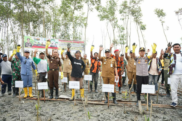 TANAM MANGROVE: Bupati Batubara, Ir Zahir bersama Forkompimda Batubara,  Tokoh Masyarakat, OKP pada kegiatan penanaman pohon mangrove. MUKLIS/SUMUT POS