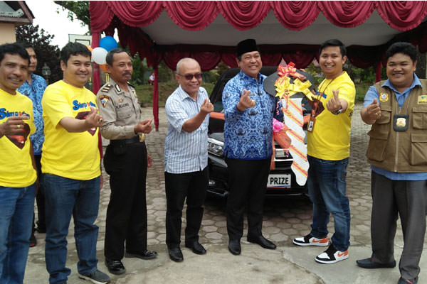 RUDY SITANGGANG/SUMUT POS. SIMBOLIS: Bupati Dairi, Eddy KA Berutu secara simbolis menyerahkan duplikat kunci mobil hadiah grand price penarikan undian Simpedes kepada Pinca BRI Sidikalang, Ardhani Bagus Pinuntun untuk selanjutnya diberikan kepada nasabah,