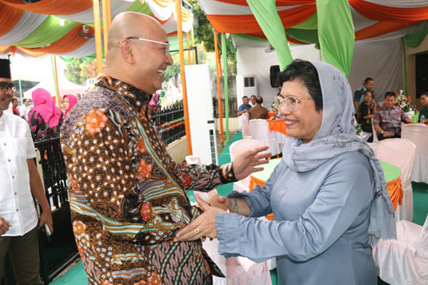 KOMPAK: Wali Kota tampak kompak bersama Lili Pintauli Siregar, salah satu pimpinan KPK. Foto kanan, Wali Kota foto bersama Gubsu dan Lili Pintauli Siregar.