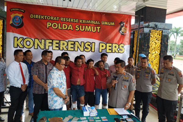 M IDRIS/SUMUT POS KETERANGAN: Kapolda Sumut Irjen Pol Agus Andrianto didampingi Direktur Reskrimum Kombes Pol Andi Rian, Kasubdit III Jatanras AKBP Maringan Simanjuntak dan Kasatreskrim Polres Labuhanbatu AKP Jama Kita Purba memberikan keterangan pers ter