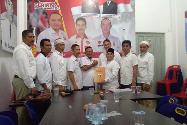 SALAM KOMANDO: Bacalon Wali Kota Medan, Abdul Manan Nasution salam komando dengan Ketua Gerindra Medan, Bobby Zulkarnain usai mengembalikan berkas formulir pendaftaran ke kantor Gerindra Medan, Jumat (15/11) sore.  PRAN HASIBUAN/SUMUT POS