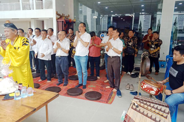 RITUAL: Pengurus dan Keluarga Besar Yasora Medan, menjalankan ritual sembahyang dipimpin Saikong Asiong menandai peresmian Balai Persemayaman TDS Angsapura di Tanjung Morawa, Selasa (5/11).