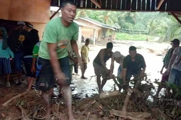 BANJIR BANDANG: Warga Desa Lau Pengulu, Kecamatan Mardinding bergotong-royong membersihkan rumah warga yang rusak diterjang banjir bandang pada Minggu  (10/11).