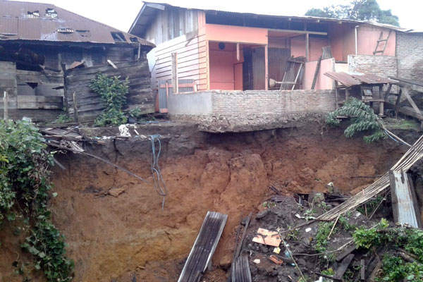 Sinkhole Tanah di belakang rumah warga tiba-tiba amblas membentuk sinkhole dengan diameter 8 meter dan kedalaman 15 meter. Tanah amblas ini terjadi setelah hujan deras melanda kawasan itu pada 17 November 2019 lalu, menyebabkan 4 rumah warga rusak.