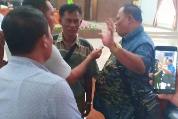MENOLAK: Bongotan Siburian menolak diwawancara wartawan usai mengikuti rapat paripurna di DPRD Deliserdang, Rabu (13/11). IST/SUMUT POS
